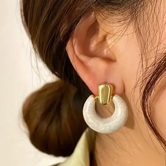 Stylish Chunky Enamel Drops 14K Plated Hollow Circular Pendant Vintage Earrings - Picture 8 of 8